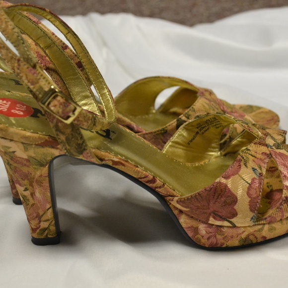 Stunning tapestry design Heels by Mudd. - Picture 2 of 5